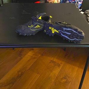 Kids Adidas size 6.  Lightly worn
